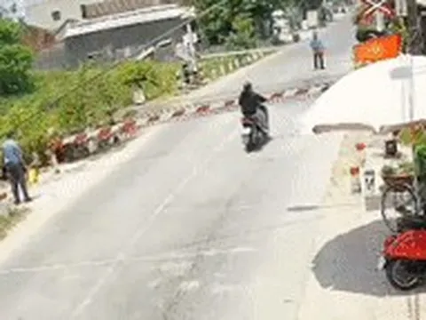 Nhân viên đường sắt đá người đàn ông tông gãy gác chắn khi tàu sắp chạy qua