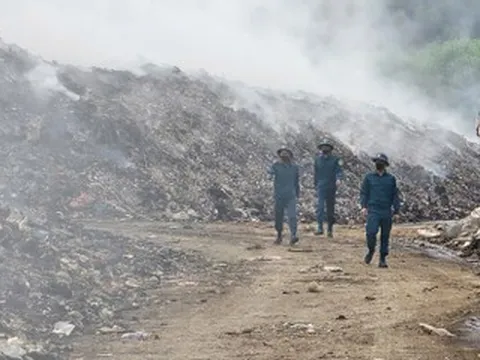 ‘Núi rác’ cháy âm ỉ suốt 10 ngày, mùi hôi và khói trắng đục lan vào khu dân cư