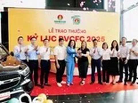 Phân bón Cà Mau trao Mercedes-Benz vinh danh đại lý