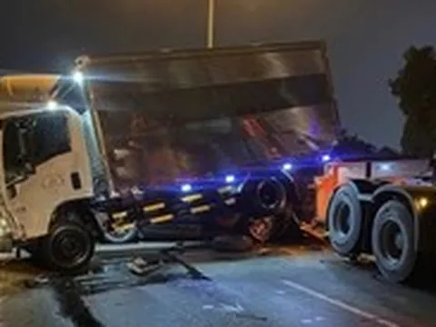 6 ô tô tông liên hoàn trên cầu Phú Mỹ, ùn tắc kéo dài đến 2h sáng