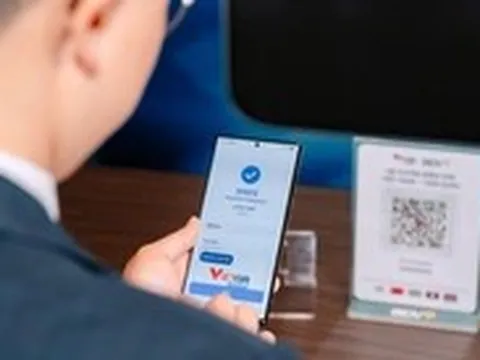 Du khách Hàn Quốc dễ dàng quét mã QR để thanh toán tại Việt Nam