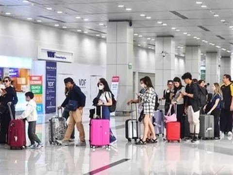 Giá nhiên liệu bay vượt 200 USD/thùng, tăng phụ thu giá vé máy bay?