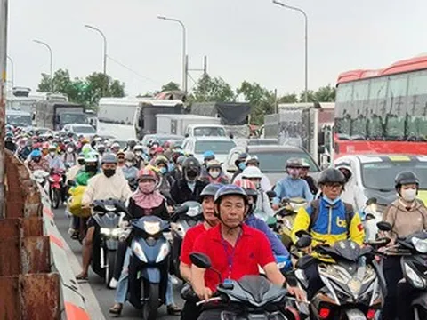 Người dân TPHCM di chuyển thế nào để 'né' ùn tắc dịp nghỉ lễ 30/4-1/5?