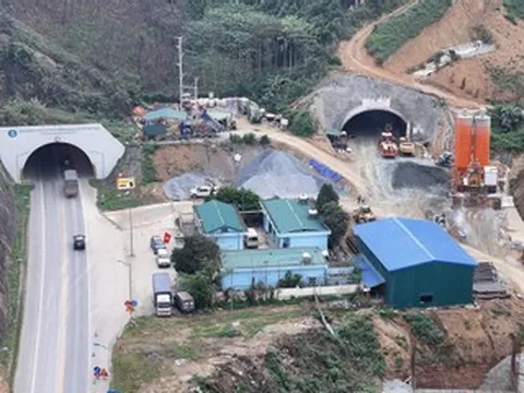 Cảnh thi công trên cao tốc Nội Bài - Lào Cai: Vừa làm vừa chạy, rủi ro khó lường