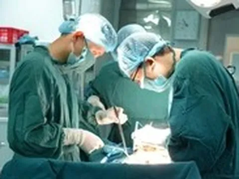 Cứu sống bệnh nhân 'đi tiểu ra phân' hiếm gặp