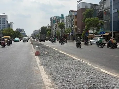 Đường kẹt xe nhất TPHCM lạ lẫm sau cuộc 'phẫu thuật' xóa 3km dải phân cách