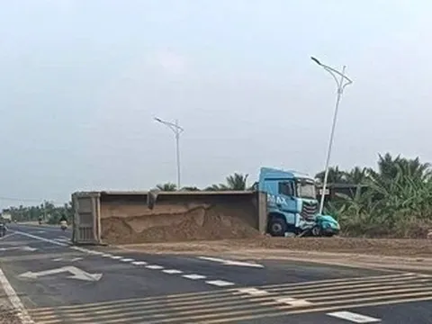 Ô tô đầu kéo va chạm xe taxi, một hành khách tử vong ở Đắk Lắk