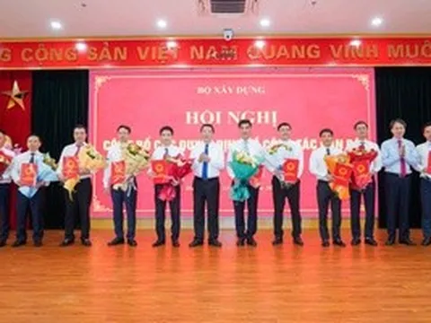 Bộ trưởng Xây dựng trao quyết định điều động, bổ nhiệm 11 cán bộ chủ chốt cấp vụ, cục