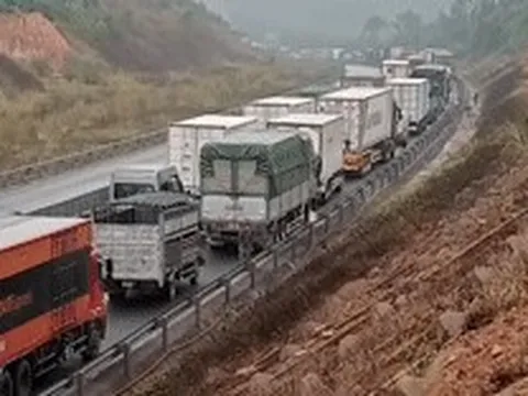 Sau vụ tai nạn giao thông, hàng trăm ô tô ‘chôn chân’ trên cao tốc Bắc - Nam