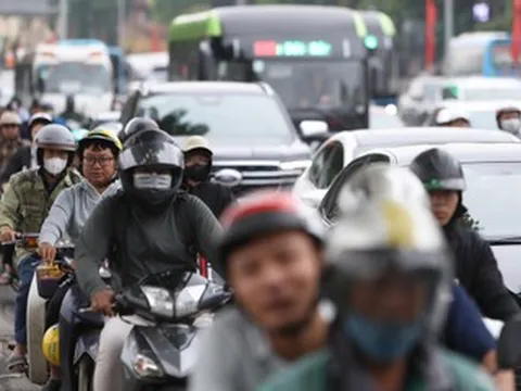 Người dân ùn ùn về quê nghỉ lễ, tại cửa ngõ Hà Nội dòng xe nhích từng mét