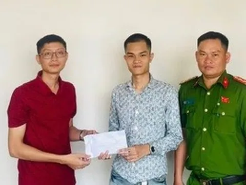 Phát hiện gần 57 triệu đồng “bỏ quên” tại trụ ATM, chàng trai giao nộp công an