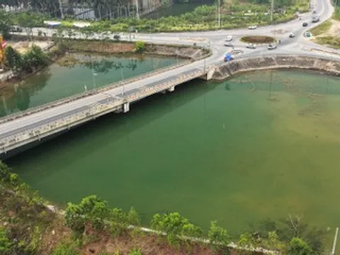 Cảnh khác lạ tại hồ nước thải của công ty hoá chất từng phủ váng vàng dày đặc