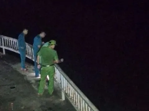 Để lại xe máy trên đập, vợ chồng trẻ nhảy hồ tử vong