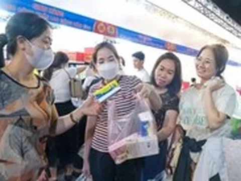 Hơn 5.000 người lao động nhận phiếu mua hàng miễn phí trước Giỗ Tổ Hùng Vương