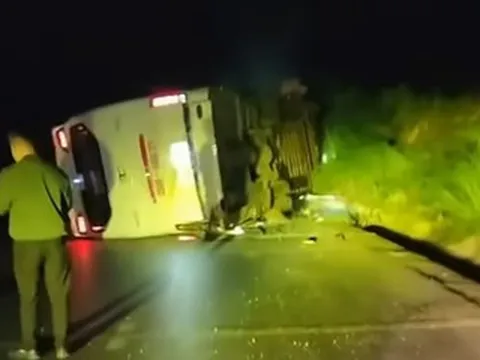 Xe khách chở 39 người lật trong đêm