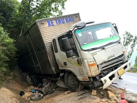 Xe thư báo tông xe máy trên đèo Cù Mông, 2 người thương vong