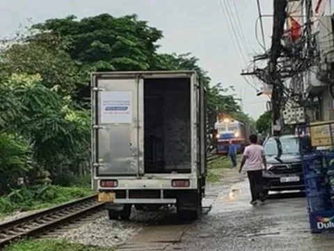 Tàu hỏa phải phanh gấp vì bị ô tô 'lấn đường' ở Hà Nội
