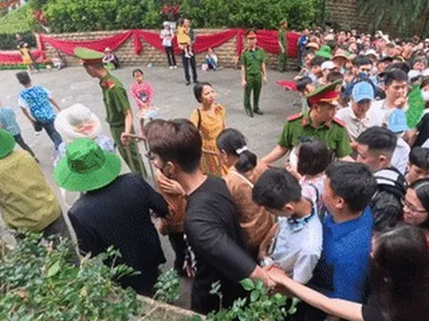 Biển người trẩy hội Đền Hùng, cảnh sát căng mình điều tiết, phân luồng