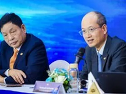 Giá cổ phiếu giảm liên tục, cổ đông gợi ý ‘đỡ’ giá, lãnh đạo FPT nói 'sẽ cân nhắc'
