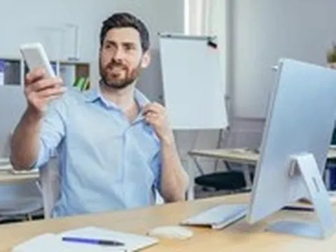 Ngồi điều hòa dễ bị thiếu nước hơn làm việc dưới trời nắng nóng?