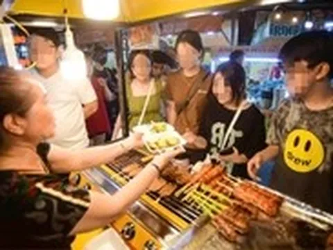 Chủ quán bán đồ ăn không cắt ngắn móng tay, không đeo găng tay có thể bị phạt tới 4 triệu đồng