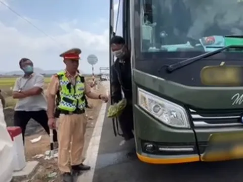 Xe khách 'nhồi' thêm 13 người dịp lễ, tài xế và chủ xe bị phạt 97,5 triệu đồng