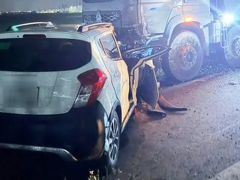 Hà Nội: Ô tô con biến dạng sau cú tông xe ben, người phụ nữ mắc kẹt ở ghế phụ