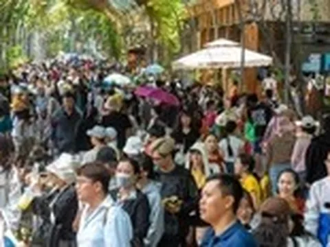 Nghỉ lễ giỗ Tổ: Điểm vui chơi, mua sắm TP.HCM đông nghẹt khách