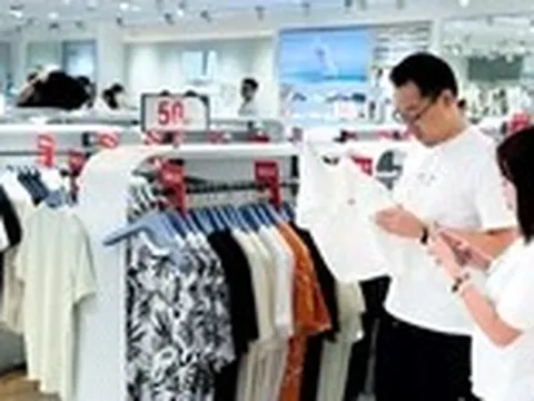 Dịp giỗ Tổ Hùng Vương: Người dân chi tiêu thận trọng, trung tâm thương mại hút khách