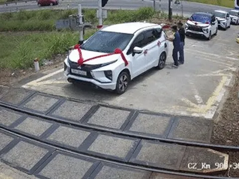 Xe đám cưới cố vượt gác chắn, mắc kẹt sát đường ray khi tàu sắp đến