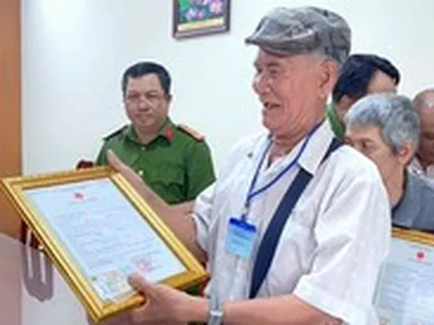 Cụ ông 77 tuổi vỡ òa khi lần đầu làm giấy khai sinh, căn cước