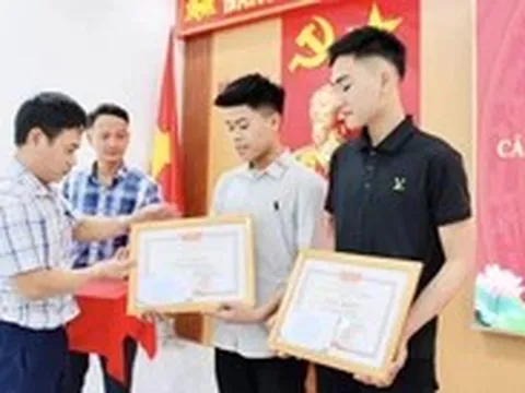 Tặng giấy khen cho hai nam sinh cứu nữ sinh nhảy cầu