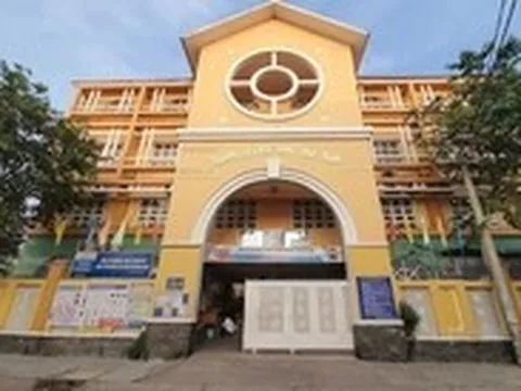 TP.HCM: 25 ca nghi bị ngộ độc thực phẩm tại Trường tiểu học Đặng Thùy Trâm, 1 trẻ thở máy