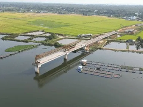 Cận cảnh cầu 220 tỷ đồng vươn tới giữa sông rồi 'đóng băng' gần 3 năm
