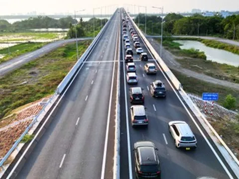 CSGT tạm đóng lối vào cao tốc, đường Vành đai 3 TPHCM ùn tắc kéo dài