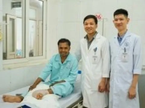 Nối thành công bàn chân đứt lìa do bị máy cắt cỏ chém