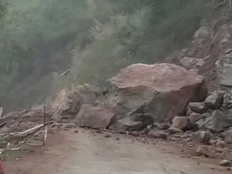 Hơn 2 vạn dân bị chia cắt vì đường vào xã sạt lở