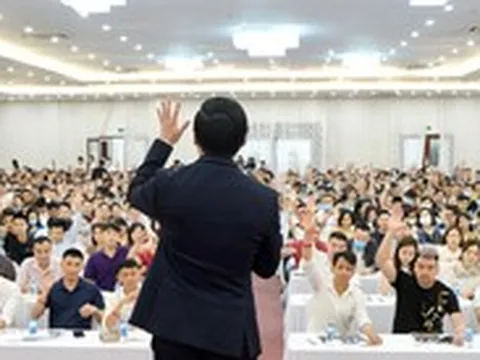 Một công ty dừng bán khóa học ‘dạy làm giàu’, chủ tịch là diễn giả nổi tiếng từ chức