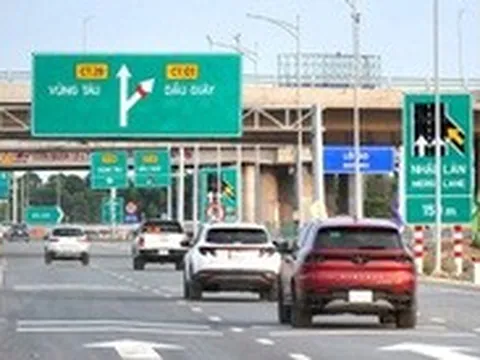 Bắt đầu cho xe vào cao tốc Biên Hòa - Vũng Tàu, đi tốc độ không quá 80km/h