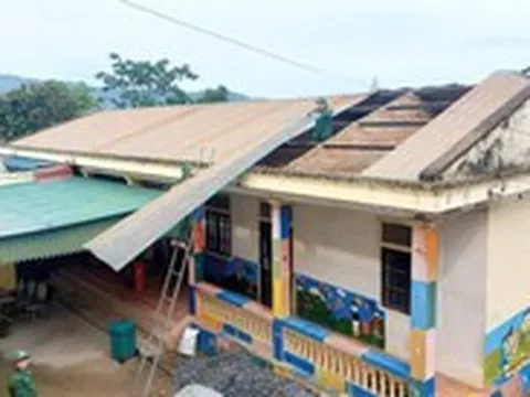 Bộ đội giúp dân lợp lại nhà, trường học sau lốc xoáy