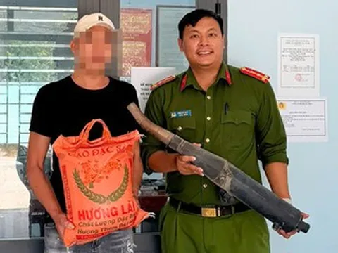 Đem pô xe độ đến công an, người dân bất ngờ nhận 10kg gạo