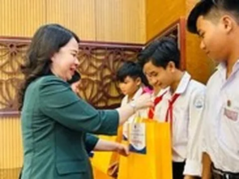 Phó chủ tịch nước Võ Thị Ánh Xuân thăm, tặng quà gia đình chính sách, công nhân lao động Đồng Tháp