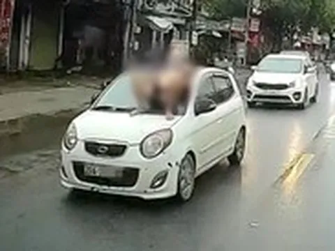 Mâu thuẫn với bố vợ, nam thanh niên nằm trên kính chắn gió ô tô đang chạy trên đường