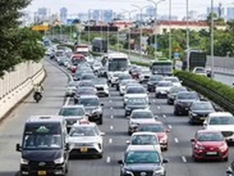 Dòng người ùn ùn đổ về các điểm du lịch quanh Hà Nội, cao tốc phía nam tắc dài từ sáng sớm