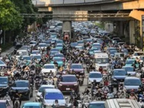 Dòng người ùn ùn rời Hà Nội nghỉ lễ, một ô tô bốc cháy ở đường trên cao