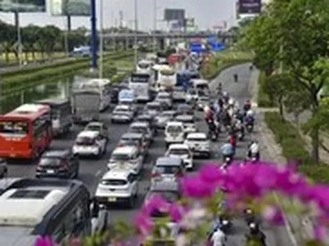 Người dân tiếp tục rời TP.HCM đi du lịch, cửa ngõ phía tây ùn tắc