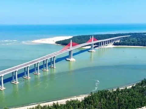 Cầu vượt cửa biển dài nhất miền Trung chính thức thông xe