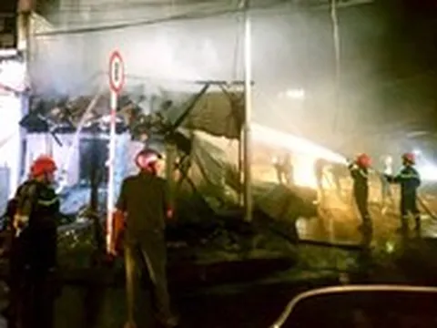 Cháy kho phế liệu, khu vực Mỹ Tho cúp điện trên diện rộng giữa đêm khuya