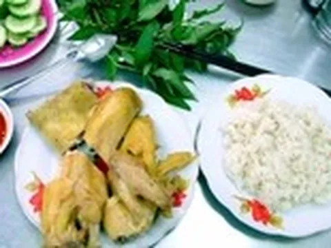 Ký ức về dĩa cơm gà của cậu bé lần đầu được đi xa