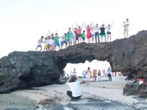 Cảnh báo du khách không leo trèo lên Cổng Tò Vò ở Lý Sơn để chụp ảnh